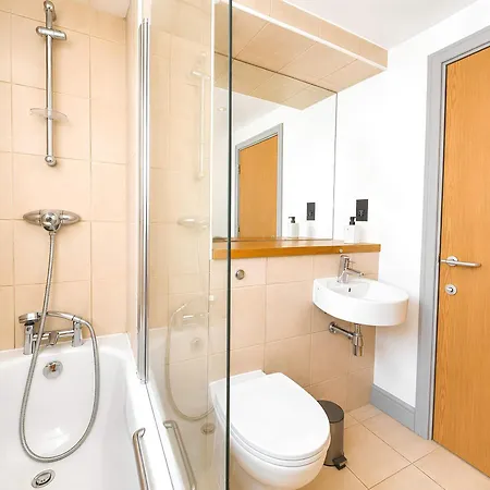 Spacious 2-bed Centre Near Shambles *