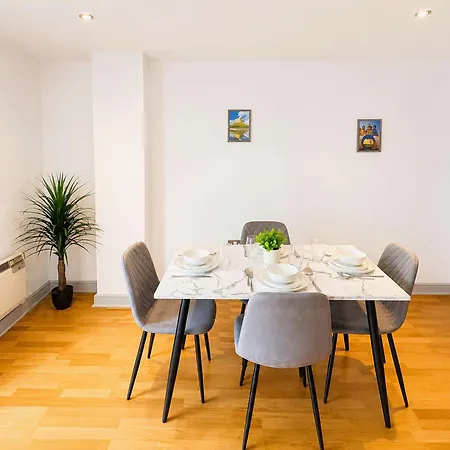Spacious 2-bed Centre Near Shambles York